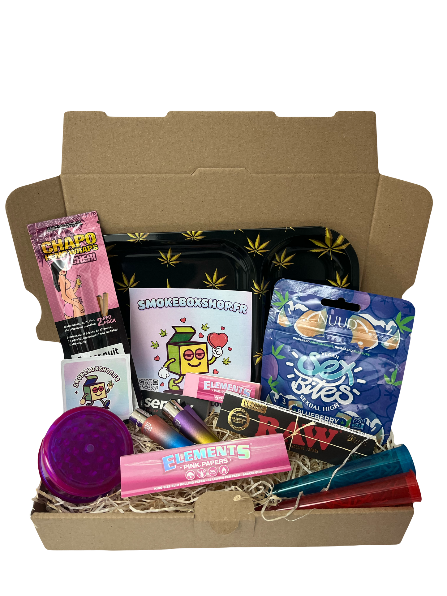 Love Box Fumeur Saint-Valentin SmokeboxShop présentée dans son coffret en carton avec paille décorative. Le kit inclut : gummies Sex Bites, blunts Chapo, grinder violet, plateau métal noir et or, feuilles Elements Pink, RAW Classic et accessoires de conservation. Le cadeau idéal pour une soirée chill en amoureux. smokeboxshop.fr