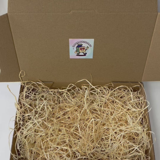 Démonstration du coffret cadeau pour fumeur Love Box. Vue détaillée des accessoires, du design romantique et de l'emballage spécial Saint-Valentin.