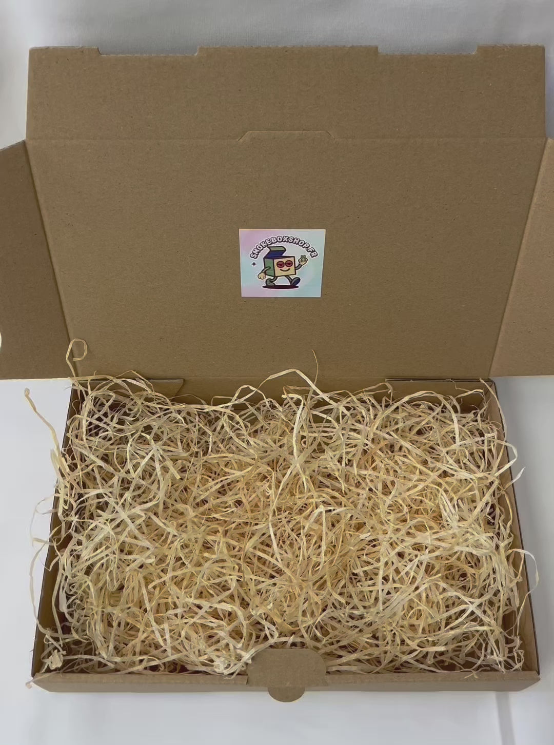 Démonstration du coffret cadeau pour fumeur Love Box. Vue détaillée des accessoires, du design romantique et de l'emballage spécial Saint-Valentin.